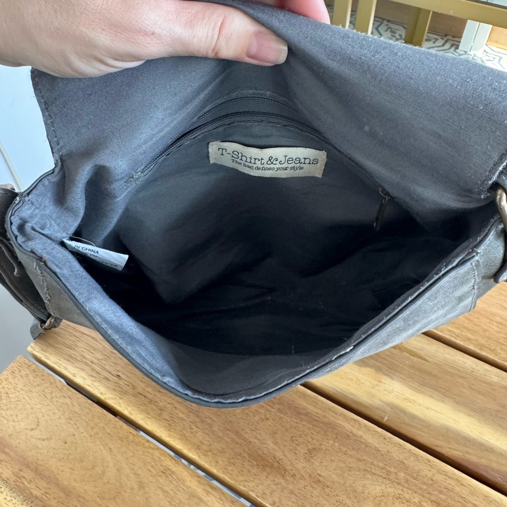 T-Shirt & Jeans Gray Faux Suede Crossbody Saddle Bag Whipstitch Boho Western - Picture 9 of 12